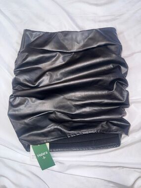 HALARA Black Faux Leather Ruched Mini Skirt